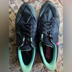 Nike Women’s Zoom Winflo & Running Shoe